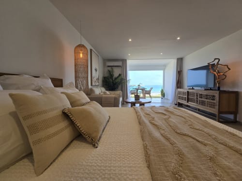 Suite de luxe Grimaud Locations avec vue sur l'océan, lit king-size et décor côtier moderne à Digne-les-Bains