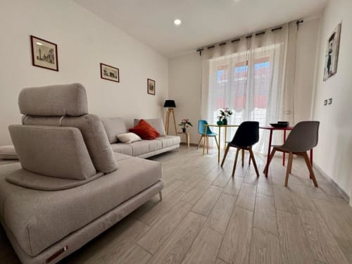 Moderna sala d'aspetto presso Costabella Guest House vicino Vaticano con sedute beige, zona pranzo e accesso alla terrazza