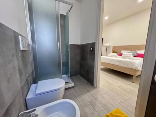 Bagno e camera moderni a Costabella Guest House, zona Vaticano Roma. Doppio lavabo, doccia walk-in, pavimento in legno