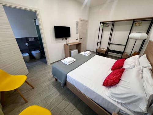 Camera moderna della Costabella Guest House vicino al Vaticano con letto, TV e bagno privato en-suite