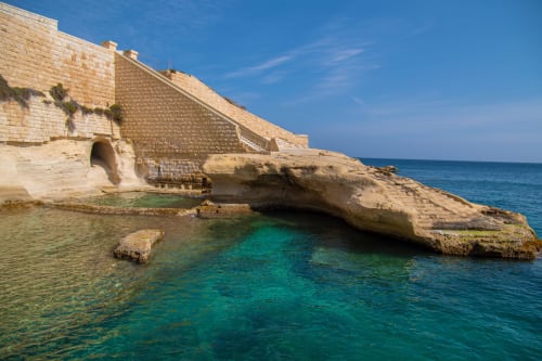 Storico forte in pietra e acque turchesi a Marea Sliema, rifugio costiero a Malta