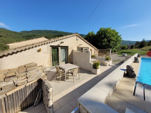 Gîte de la Méouge avec terrasse, piscine et vue sur les montagnes à Barret-sur-Méouge
