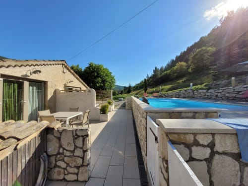 Terrasse du cottage du Domaine de la Méouge avec piscine et vue sur les montagnes à Barret-sur-Méouge, France