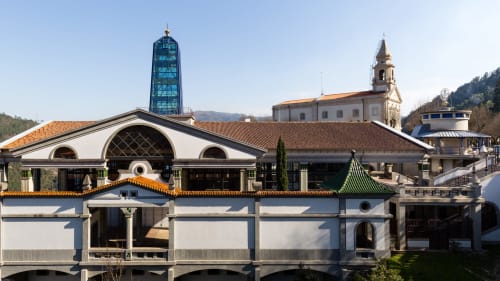 Villas Eden, pousada rural com arquitetura portuguesa tradicional, torre azul e telhados em estilo templo