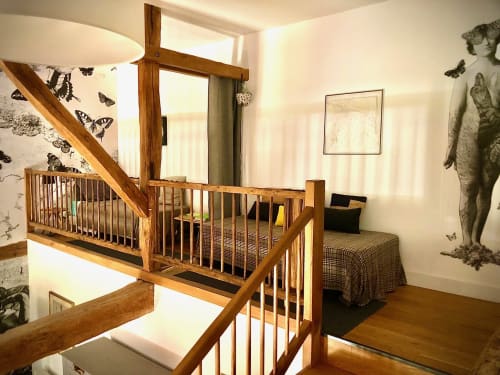 Suite-Loft NUAGE al Domaine de l'Ocrerie con mezzanino in legno, decorazioni farfalle e vista sul giardino