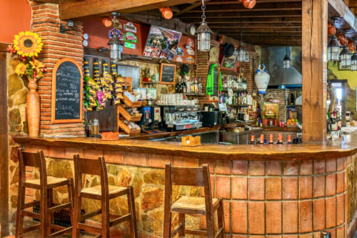 Bar rústico com decoração de girassóis no restaurante Hotel Balcón De Los Montés em Colmenar, Espanha