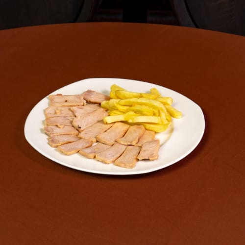 Pechuga de pato en lonchas con papas doradas servidas en el restaurante Hotel Balcón De Los Montés en Colmenar
