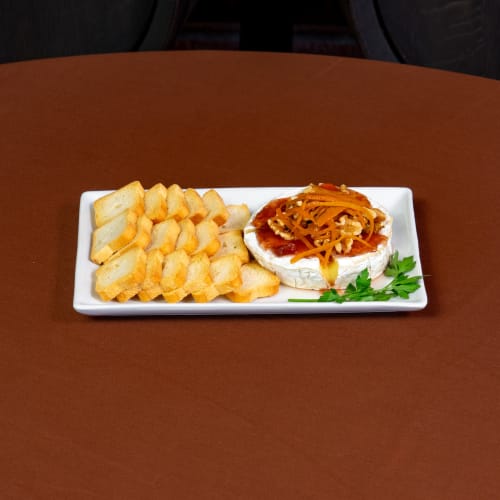 Aperitivo de Brie al horno con papas chips crujientes en Hotel Balcón De Los Montés en Colmenar