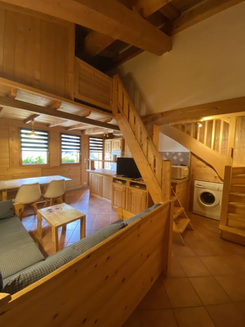 Appartement loft en bois à La Ferme des Georgières avec chambre mezzanine, séjour, TV et lave-linge