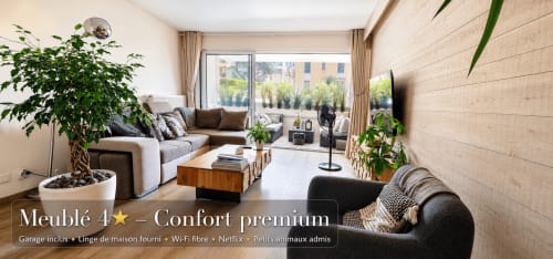 Salon moderne 4 étoiles du Le 9 Victor Hugo à Aix-les-Bains, avec canapé, plantes, vue sur la ville et équipements premium