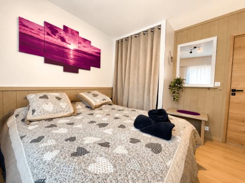 Chambre luxueuse du Le 9 Victor Hugo, Aix-les-Bains avec décoration contemporaine et vue sur la ville