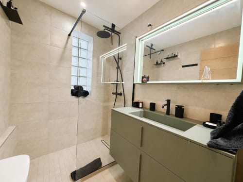 Salle de bain moderne au 9 Victor Hugo, Aix-les-Bains - Vasque couleur sauge, douche pluie, miroir chauffant