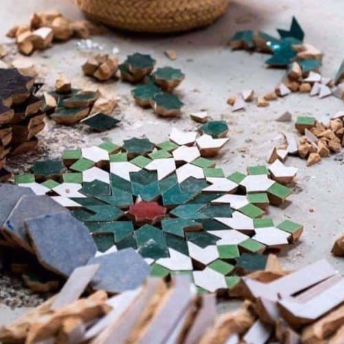 Carrelage en mosaïque géométrique colorée en forme d'étoile au Riad Miral, maison d'hôtes traditionnelle de Marrakech dans la Médina