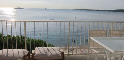 Meerblick vom Balkon des Apartments Le Fettolina in Cannes mit Liegestühlen, Meerblick und Mittelmeergewässern