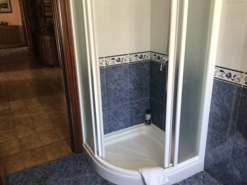 Moderna ducha con azulejos azules en baño de casa rural en Houses by Pilar, Soutomaior