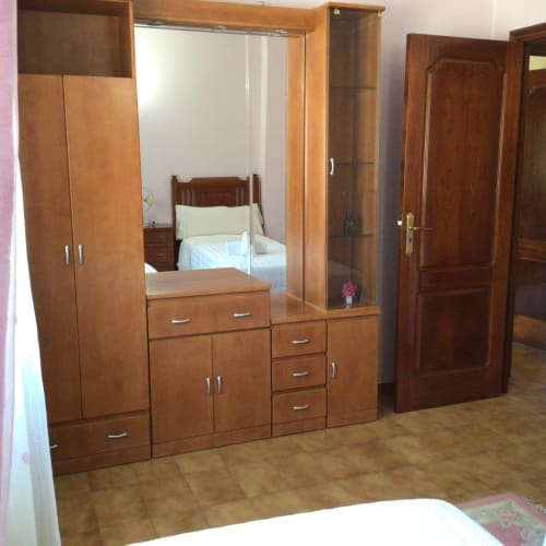 Muebles de dormitorio en madera con armario espejo y tocador en la casita Houses by Pilar, Soutomaior