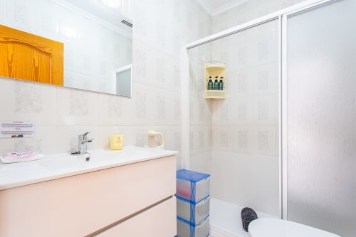Baño moderno en Villa Hammely, Haus Holiday Homes Cartagena con lavamanos, cabina de ducha y almacenamiento