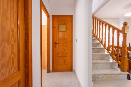 Puertas y escalera de madera en el pasillo de la moderna casa Villa Hammely, Cartagena