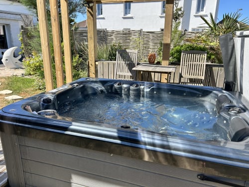 Spacious hot tub with jets in garden patio at La Villa Plein Vent cottage, Barneville-Carteret