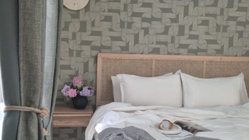 Chambre moderne au Moulin Renaudiots, Nolay avec tête de lit en rotin, literie blanche et vue sur la ville