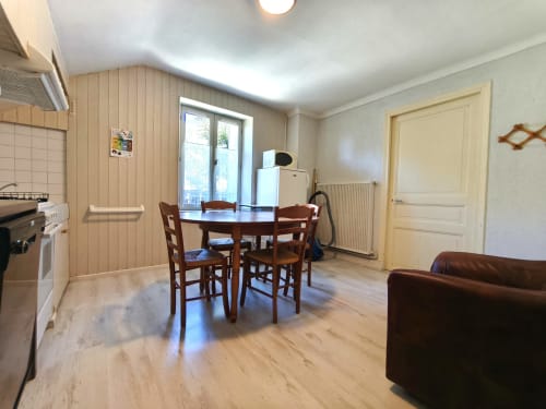 Cucina a pianta aperta e zona pranzo dell'appartamento Chalet Coste Belle a Ceillac, con tavolo in legno e vista sulle montagne