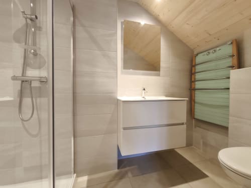 Bagno moderno con vanità bianca, scaldasalviette e doccia walk-in presso Chalet Coste Belle, Ceillac