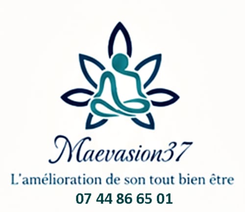 Logo bien-être Maevasion37 avec figure en méditation en position du lotus et pétales décoratives pour Logis de la Pataudière