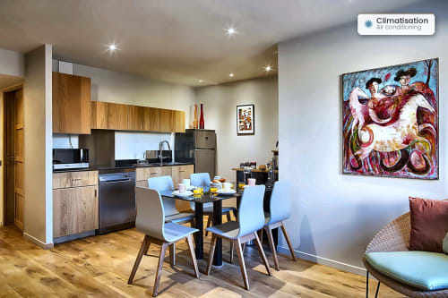 Appartement moderne à Lourmarin avec cuisine ouverte, salle à manger, œuvres d'art, vue sur la ville et climatisation