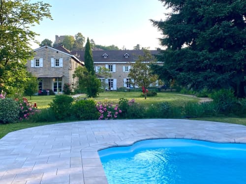 Le Clos Ayanna B&B à Crémieu : manoir en pierre avec piscine et jardin