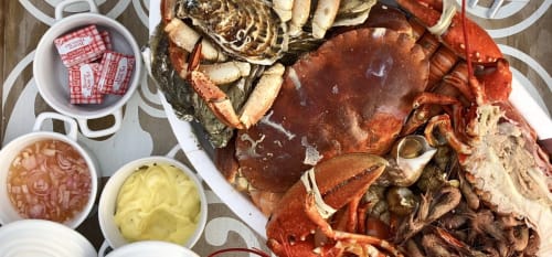 Plateau de fruits de mer avec huîtres, crabe, homard et beurre aux Gîtes d'Armor, Tréguídel