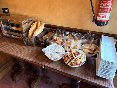 Desayuno buffet en Hostal Juan Carlos de Carboneras con pasteles, pan, cruasanes y bebidas