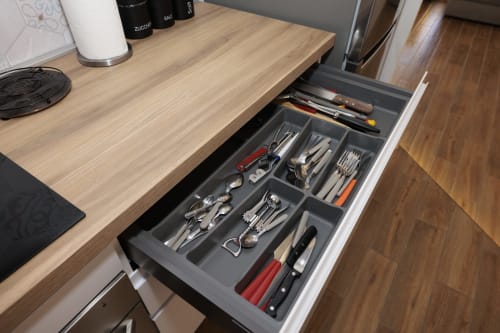 Organizer cassetto cucina con utensili presso l'appartamento ViOletta a Lido di Ostia