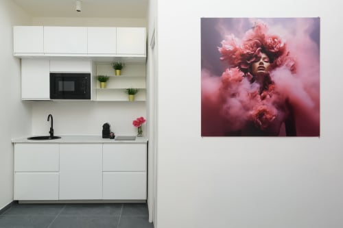 Cucina moderna bianca nell'appartamento Almatros Peonia, Sulmona, con quadro floreale rosa alle pareti
