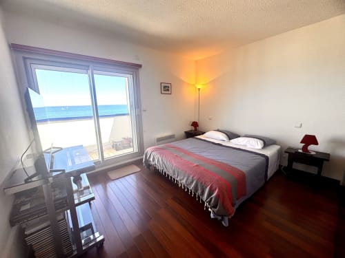 Spacieuse chambre vue mer à Barcaresa avec balcon panoramique donnant sur la Méditerranée, mobilier moderne et lumière naturelle