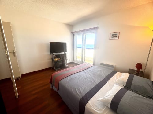 Chambre de l'appartement Barcaresa avec vue mer, lits jumeaux, TV et terrasse sur la côte du Barcarès