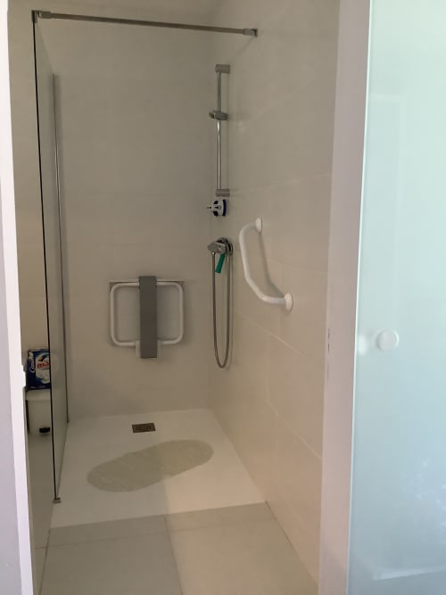Douche moderne accessible à l'appartement Barcaresa au Barcarès avec barres d'appui et pommeau de douche amovible