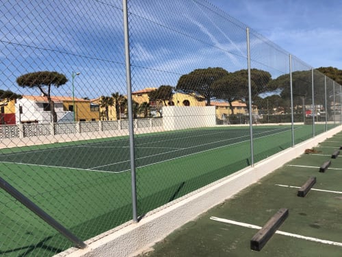 Vue panoramique du complexe sportif Barcaresa au Barcarès avec vue sur la mer et la lagune, courts de tennis et