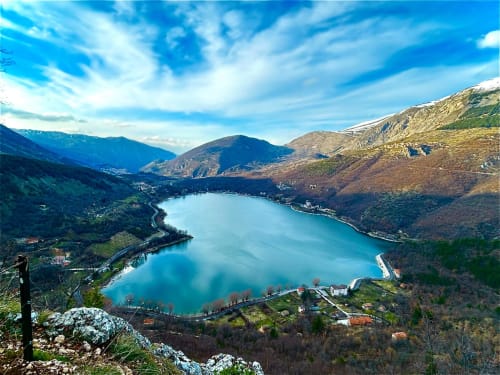 Spettacolare vista della valle lacustre presso Sulmona con acque turchesi circondate da cime boscose