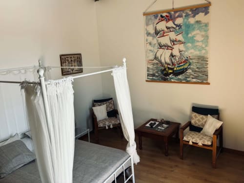 La Chambre Rochetort du Gîte Le Cadran Solaire propose un lit à baldaquin aux tentures blanches et un mobilier d'époque.
