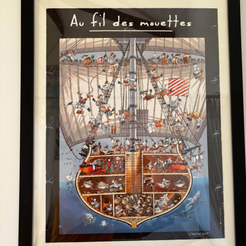 Coupe transversale illustrée d'un navire à voiles animé du 18e siècle avec des marins travaillant sur les gréements et les cargaisons en cale