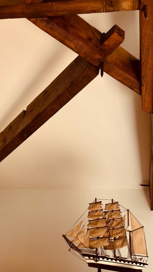 Poutres de plafond en bois et maquette de voilier dans la Chambre Rochetort au Cadran Solaire, Courcelles