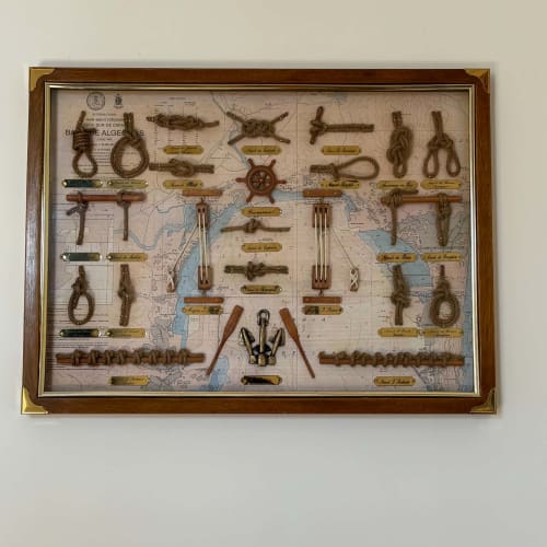 Affichage de nœuds nautiques encadrés avec carte maritime au Cadran Solaire, Courcelles