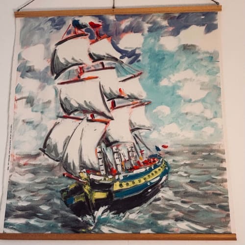 Voilier vintage aux voiles déployées dans une mer agitée, décoration murale pour la chambre du Gîte Le Cadran Solaire à Courcelles