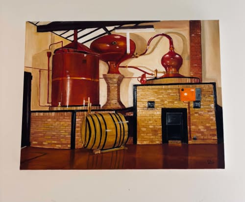 Salle de distillerie Le Cadran Solaire avec alambics en cuivre, tonneaux et architecture en briques à Courcelles