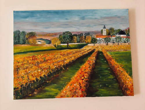 Rangées de vignobles d'automne aux feuillages dorés avec église champêtre près de Courcelles, France