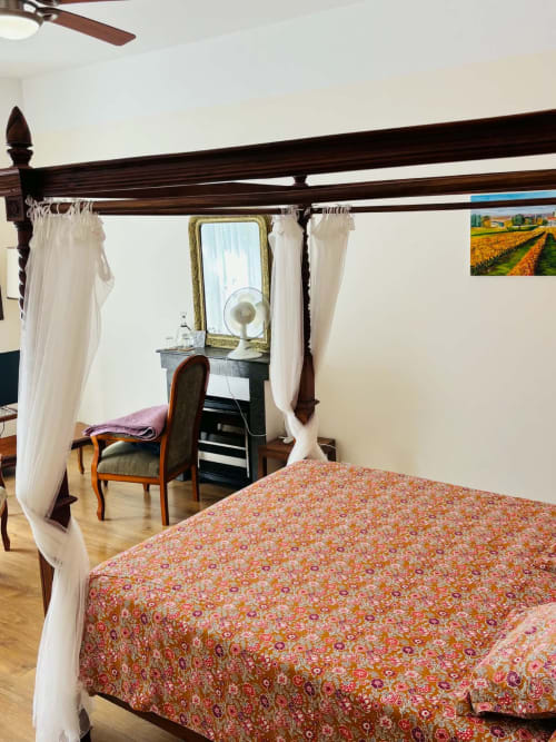 Chambre Cognac du Gîte Le Cadran Solaire à Courcelles avec lit à baldaquin et salle de bain privée