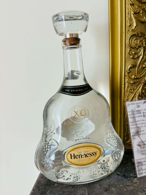 Bouteille de cognac Hennessy X.O. exposée à la Chambre Cognac de l'hôtel-boutique Le Cadran Solaire, Courcelles France
