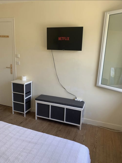 Espace TV et divertissement dans la Chambre 2 de la Villa des Palmiers, Villeneuve-sur-Lot