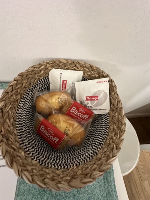 Panier tressé avec biscuits Bisoff, café Malongo et articles de bienvenue à la Villa des Palmiers, Villeneuve-sur-Lot