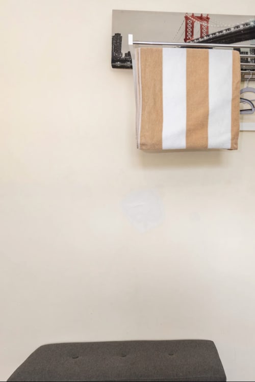 Porte-serviettes rayé sur mur crème dans la Chambre 2 à la Villa des Palmiers, Villeneuve-sur-Lot